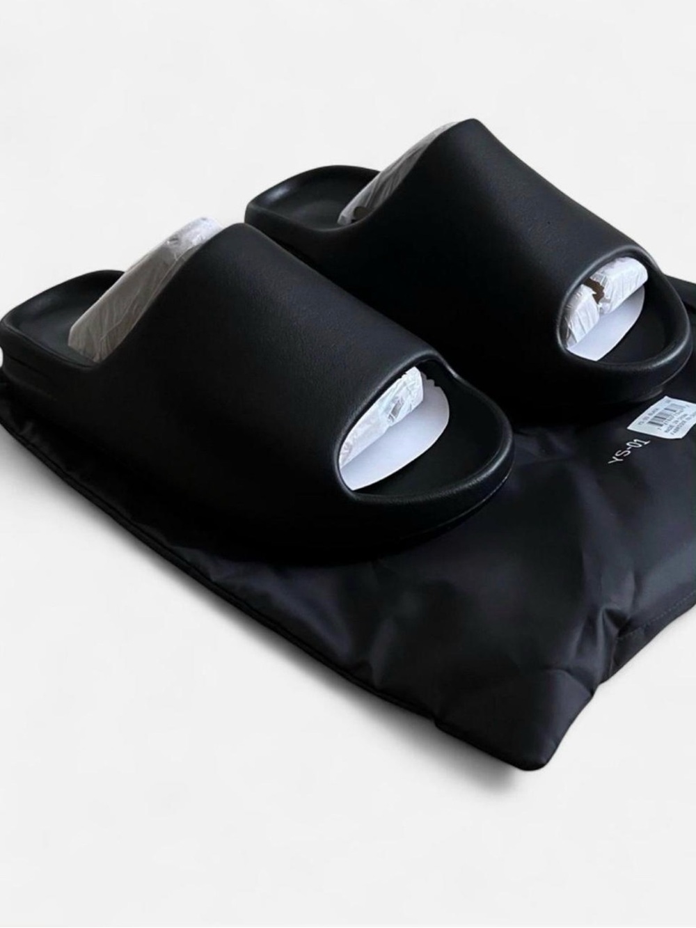 Yeezy Slides in Onyx- YZY YS-01
Size US 11